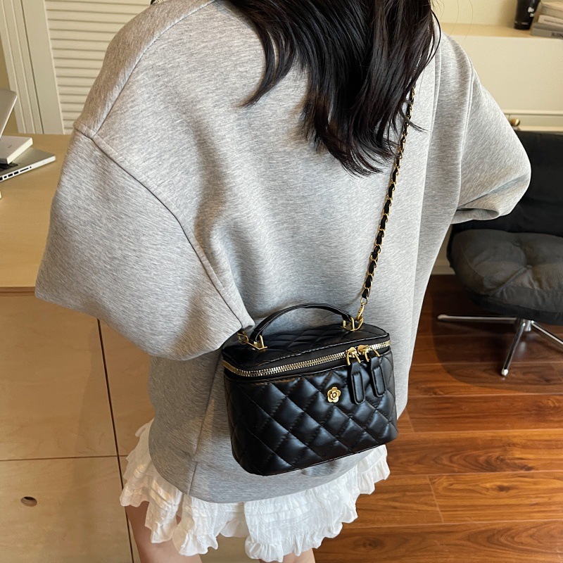 Bolso de cubo popular de este año 2025 nuevo bolso de cadena pequeño bolso de hombro fragante bolso de mensajero de hilo bordado de diamantes mujer