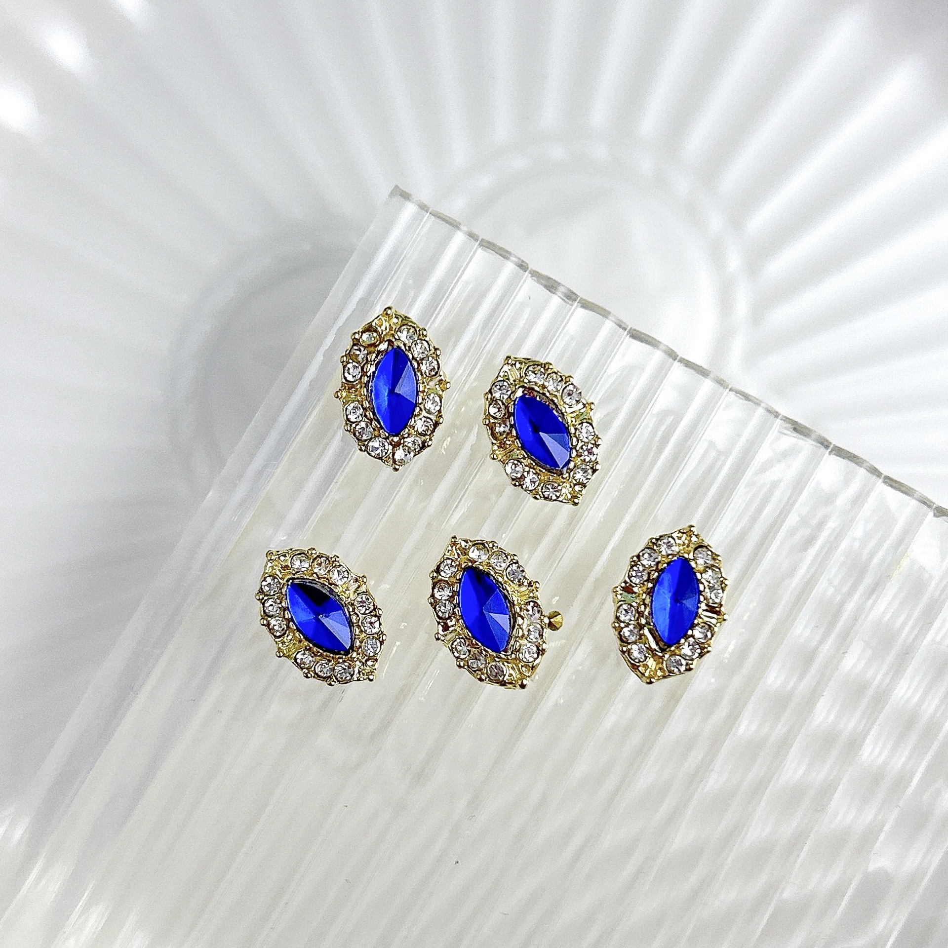 Nueva aleación china joyas de manicura taladro explosión grasa flash Fang amor gota de agua XiFeiYuan la misma armadura de la corte con taladro