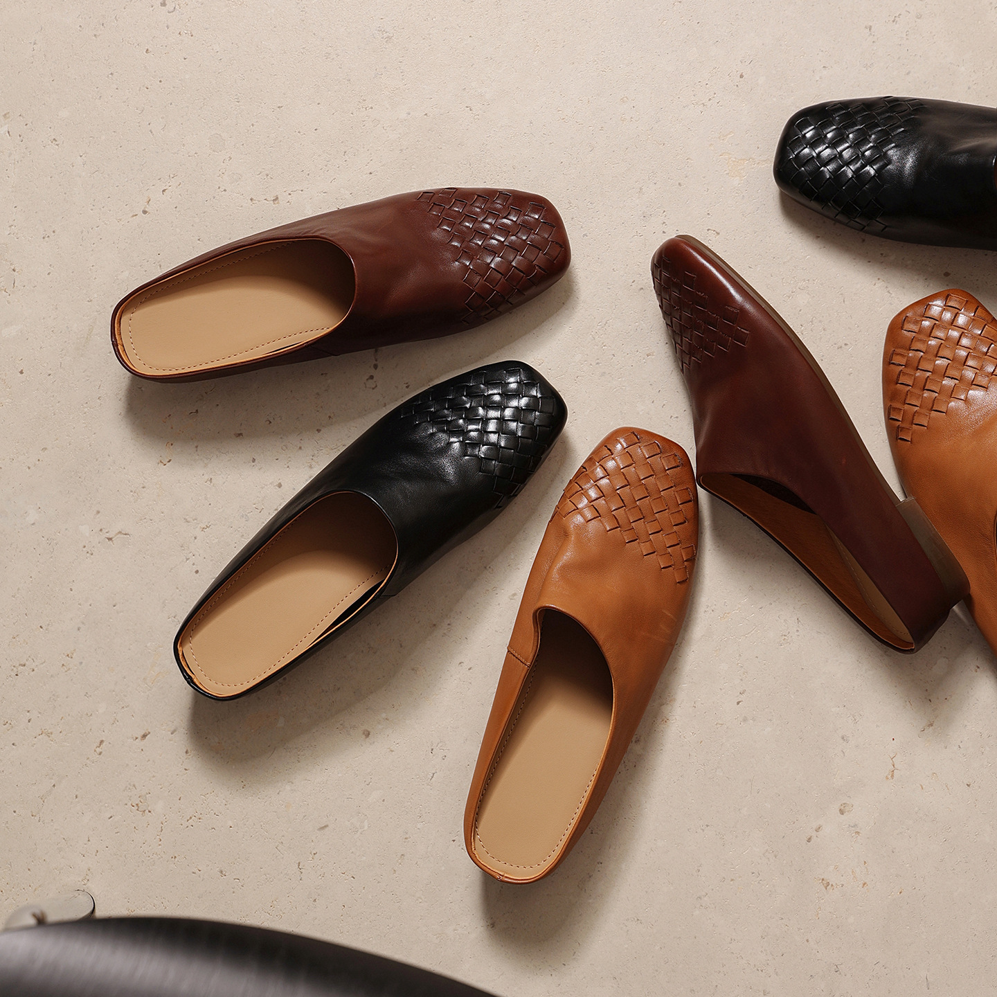 Dép mule nữ da bò mũi nhọn đế bệt kiểu dệt vintage — đen
