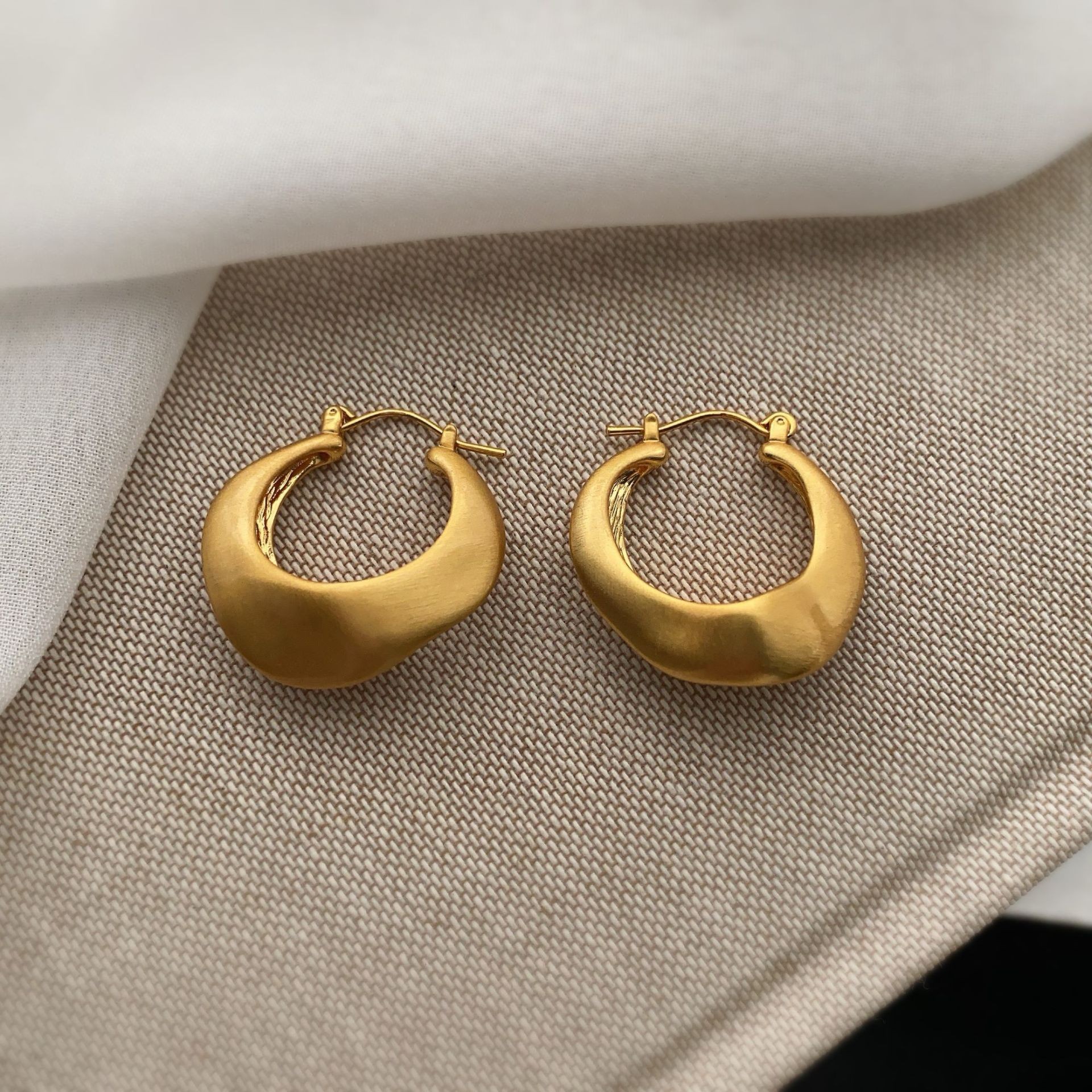 Pendientes de aro gruesos cepillados hechos a mano para mujer, simples y versátiles, pendientes retro personalizados de alta gama, mujeres de moda para viajeros diarios