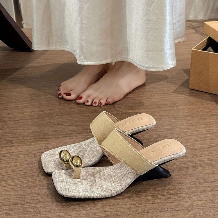 Zapatillas frías de tacón francés 2026 nuevo nicho de verano con falda de cabeza cuadrada zapatillas de mujer