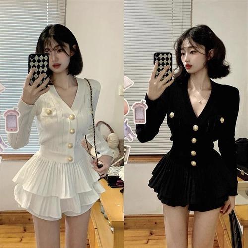 Chic V-neck Slim-fit Long-sleeve Knit Sweater with Pleated Cake-style Mini Skirt | Women's Autumn Ballet-inspired Two-piece Set