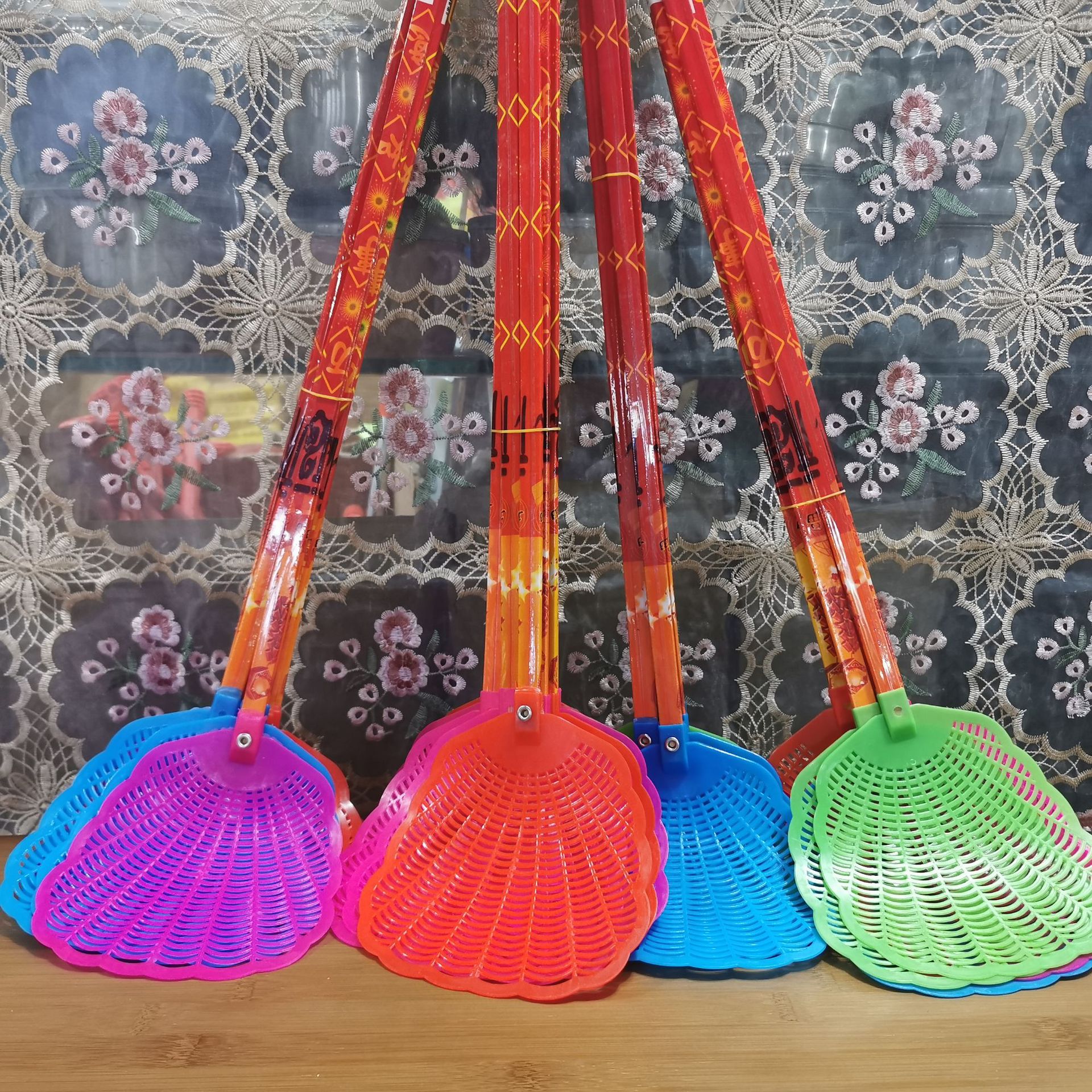 Made from pure raw materials, extended by 75cm, with colorful head, phoenix tail bamboo, long pole, fly swatter 8009, durable mosquito and fly swatter
