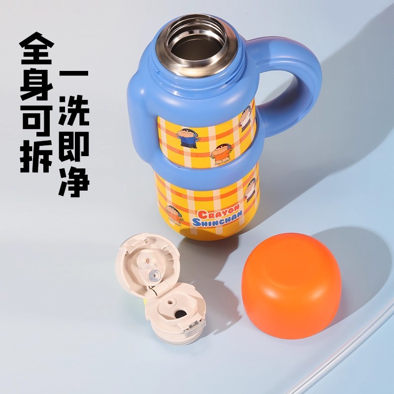 Taza de agua de aislamiento Crayon Shin-chan de gran capacidad y multifuncional que lo acompaña lindo 2025 nueva taza portátil para que los estudiantes vayan a la escuela