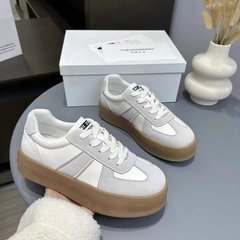 厚い底の復古の徳訓の靴の女性の2024年の秋の新型は高くなって、カジュアルな板の靴の爆発的なスポーツの白い靴になります。