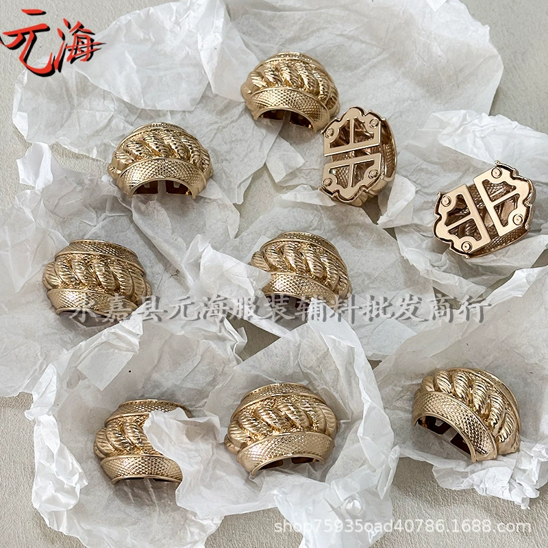 Металлические украшения, купальники, упряжь, аксессуары