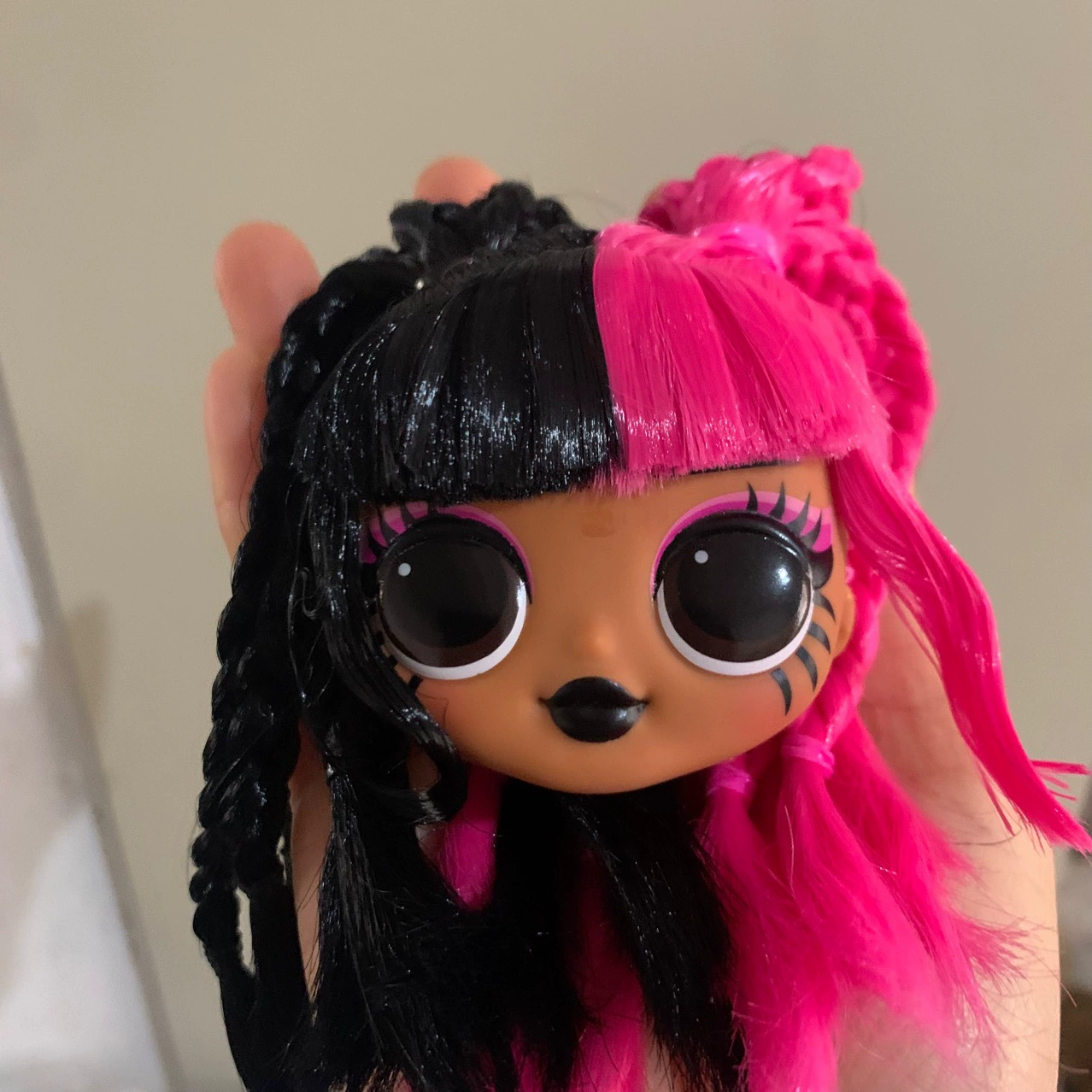 Массовая большая кукла-сестра, голова красного и черного цвета