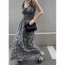 茶歇法式田园风裙子女夏季2023年新款碎花吊带连衣裙收腰度假长裙