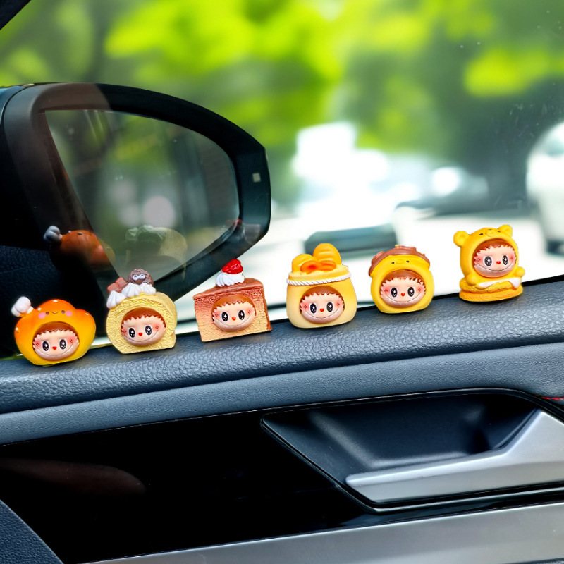 Pequeños adornos de coche dibujos animados muñeca linda creativa consola central de coche espejo retrovisor pantalla accesorios de coche