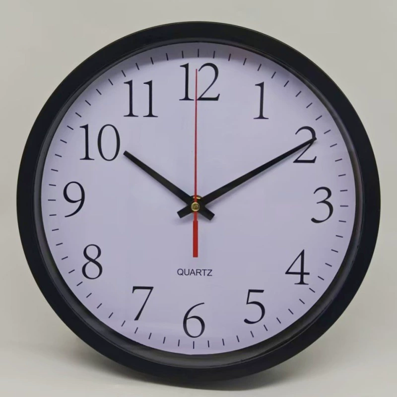 10-дюймовые круглые настенные часы пересекали одну секунду