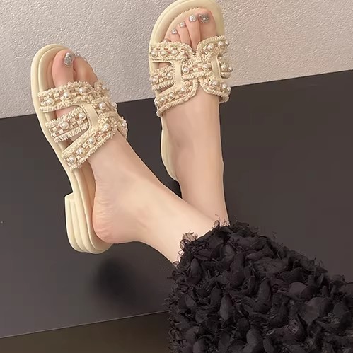 Explosión de verano nuevo arroz blanco pequeño viento perla fría zapatillas para mujeres que usan zapatillas casuales antideslizantes de fondo suave image 2
