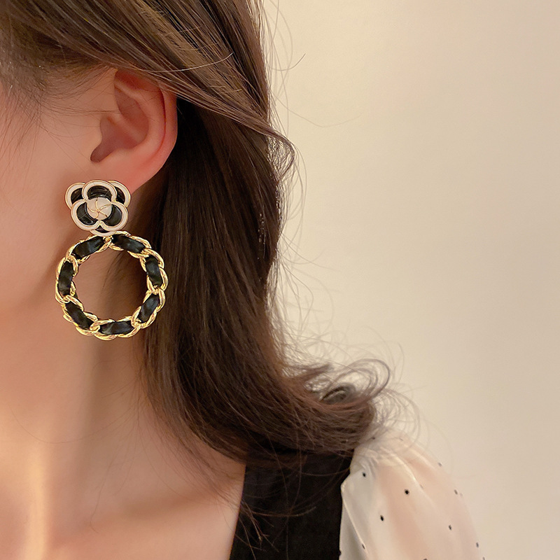 Fashion Black Flower Earrings Leather Wrapped Alloy Drop Earringspicture2