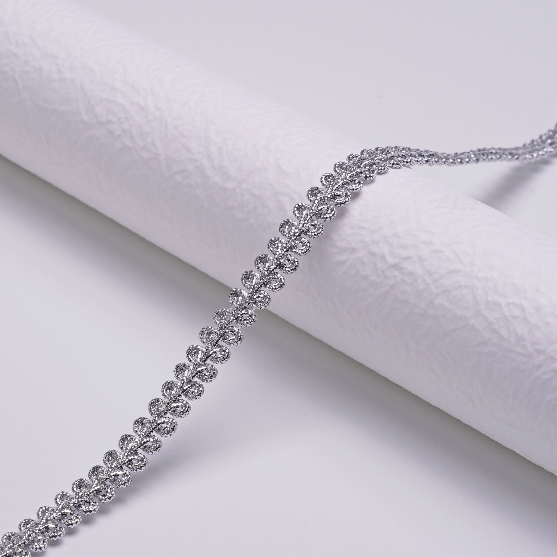 Suministro de stock directo de fábrica 0,8 cm de oro y plata, borde de ciempiés, encaje en espita, ropa, accesorios textiles para el hogar