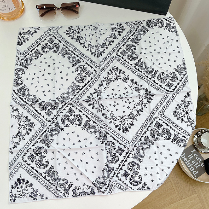 화이트 캐슈 플라워 스퀘어