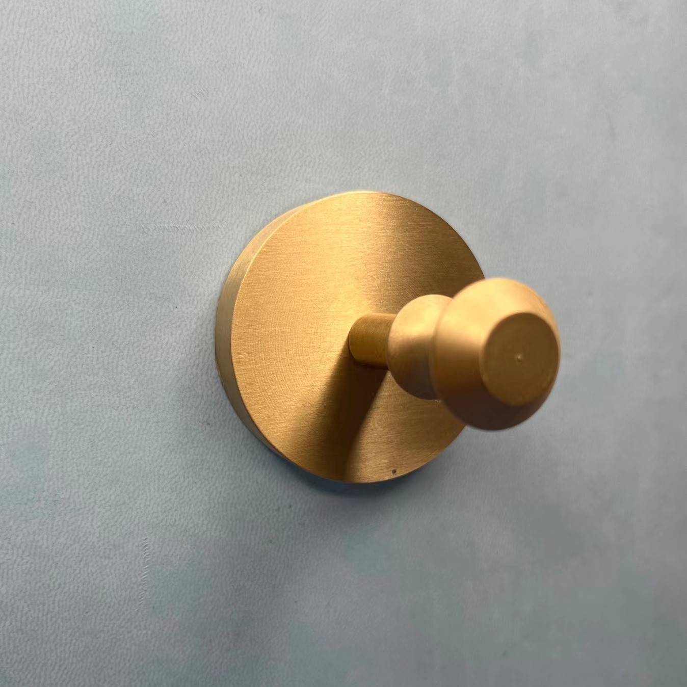 Gancho de pared creativo de estilo europeo después del cierre de la puerta del pasillo Gancho de ropa sin clavos de latón al por mayor de fábrica