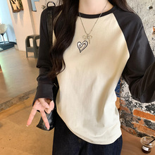 2024杏灰色爱心印花插肩拼色长袖T恤秋季女装舒适上衣