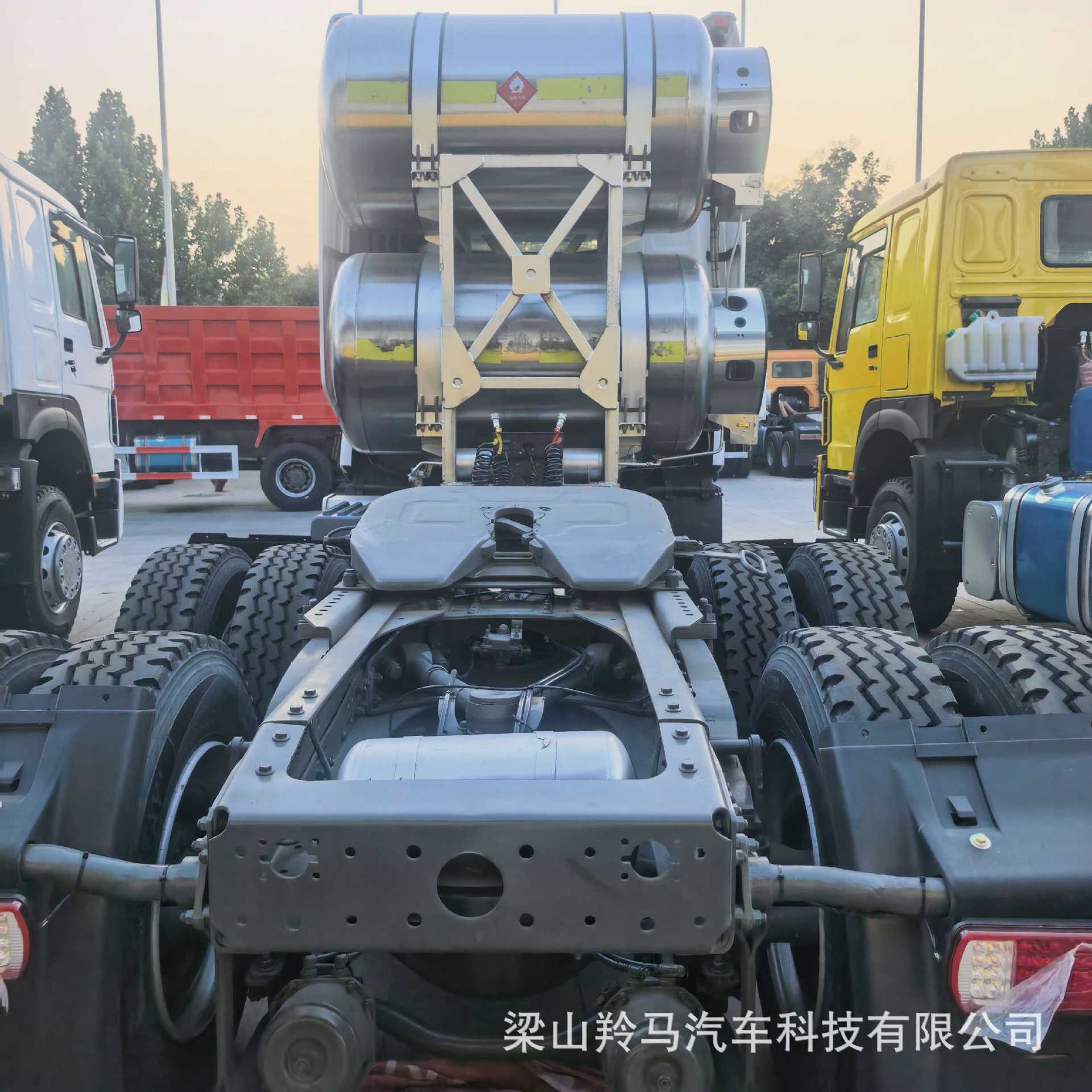 Supply of Sinotruk heavy-duty truck HOWO tractor head, semi-trailer heavy-duty trailer HOWOT7H, dual-drive tractor head