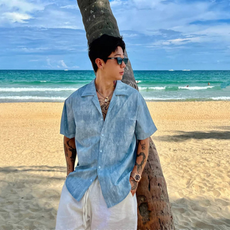 Resort-Style Seaside Outfit: Blue Tie-Dye Cuban Collar Short-Sleeved Shirt for Men, Summer Relaxed Old Money Beach Set