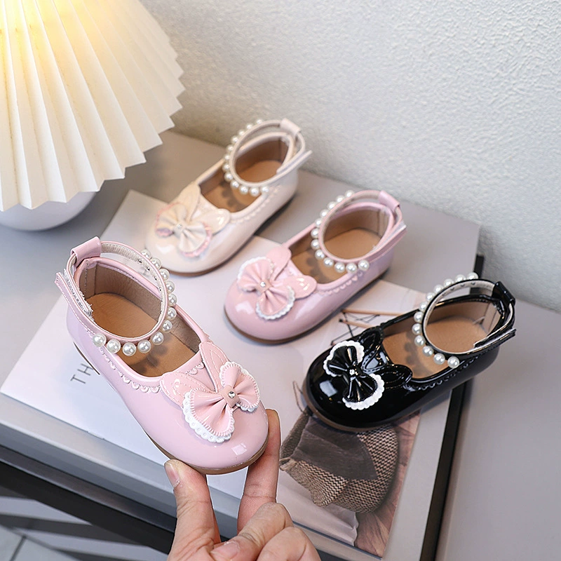 Туфли принцессы для девочек, новая детская обувь с жемчужным бантом, весенне-летние маленькие кожаные туфли, обувь для девочек, детские туфли на плоской подошве с мягкой подошвой