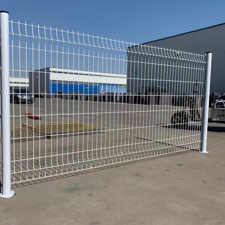 厂家直销三角折弯护栏网桃型柱护栏网小区厂区围栏网园林景区围栏