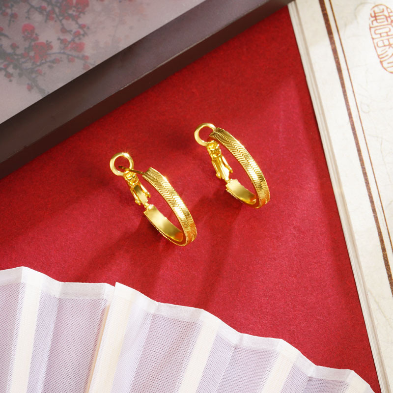 Pendientes de oro de arena vietnamita de nuevo estilo de lujo ligero patrón geométrico esmerilado anillo de oreja femenina nicho simple durante mucho tiempo sin decoloración