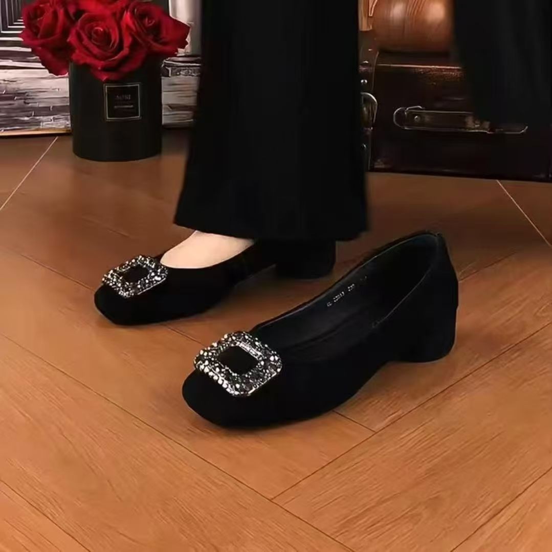 Tacones bajos cuadrados de diamante zapatos casuales de una sola mujer 2026 nuevo primavera negro ligero temperamento zapatos de viaje de talón grueso