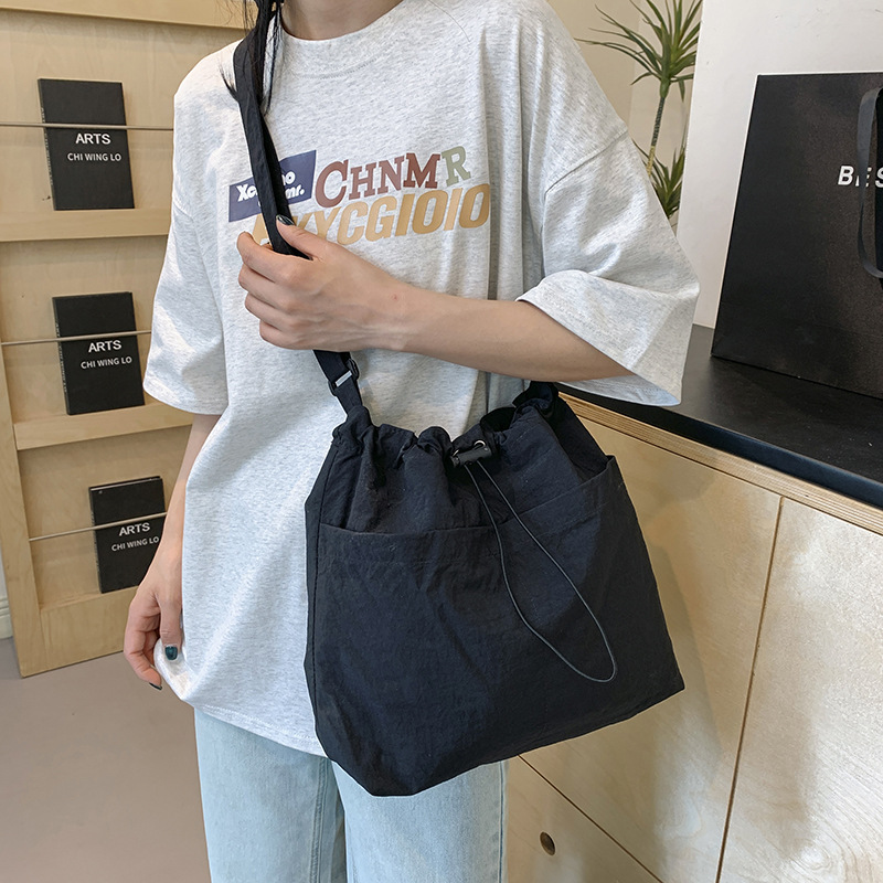 A stylish single-shoulder crossbody bag for 2024, a large-capacity casual commuting bag for classes, and a beautiful and fashionable underarm bag for women undefined