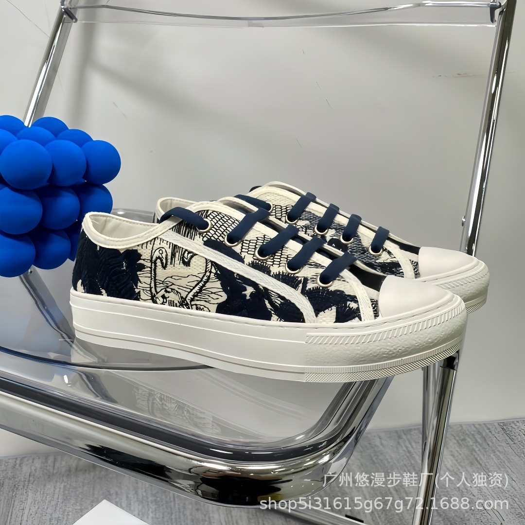 Zapatillas de lona retro con bordado de la marca D, novedad 2026, zapatillas casuales de moda, versátiles, para parejas, con suela gruesa, blancas.