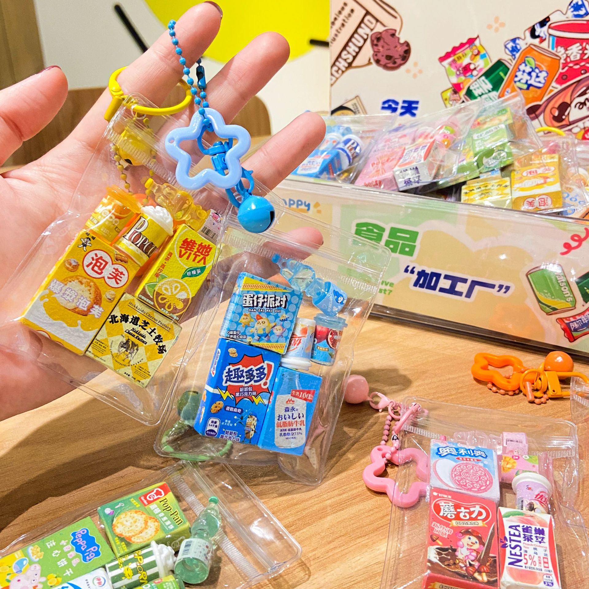 Comida divertida para jugar con galletas y bebidas colgantes combinados (24 paquetes de caja de exhibición) simulación de comida para jugar con colgentes de bocadillos en miniatura