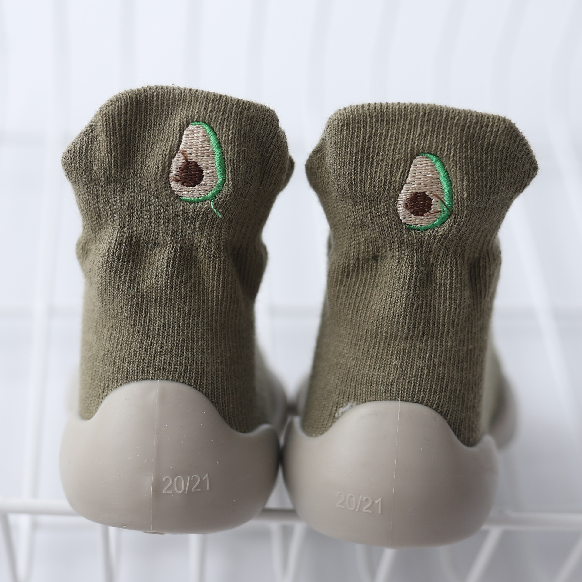 Zapatos de niño bordados zapatos de fondo suave antideslizante primavera y otoño calcetines de bebé zapatos para caminar en interiores y al aire libre educación temprana zapatos y calcetines transpirables infantiles