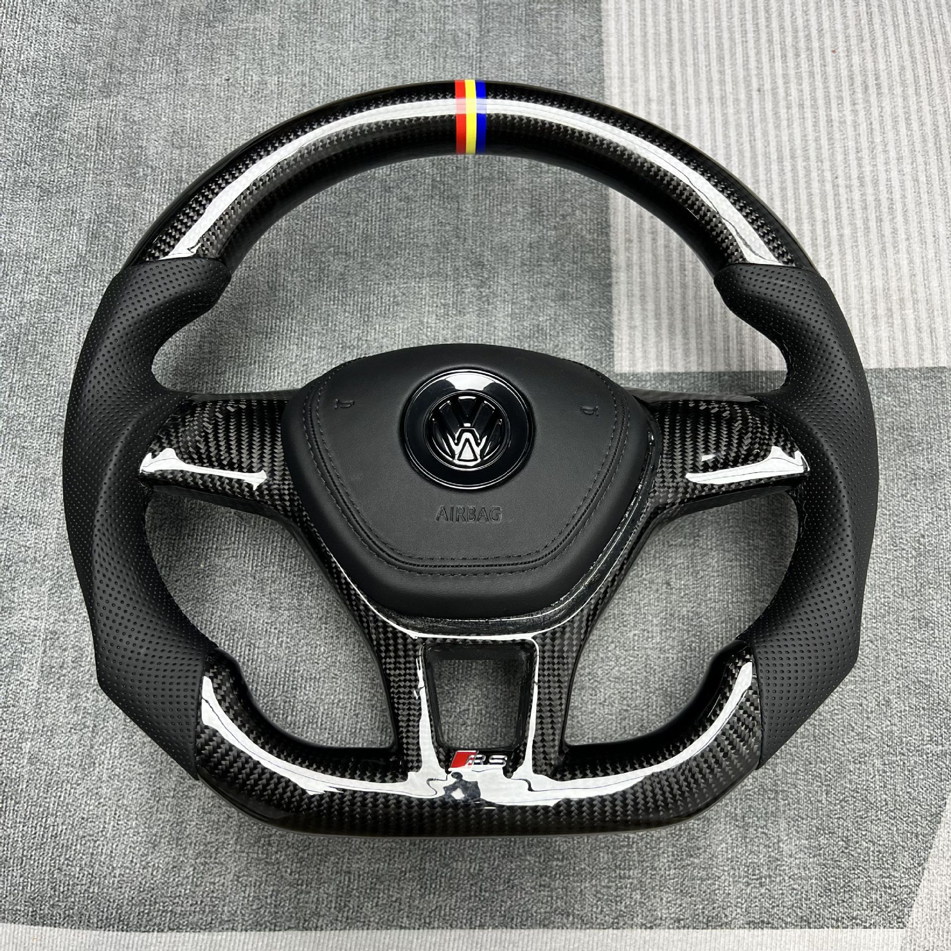 Factory customized carbon fiber steering wheel processing is suitable for Volkswagen Magotan/Sapat/Tuyue/Weilan/Polo