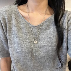 時代の流れ! シンプルな銀色の愛のペンダントのネックレスの女性の軽豪華な高級感の長いタイプの秋冬の気質のセーターのチェーン