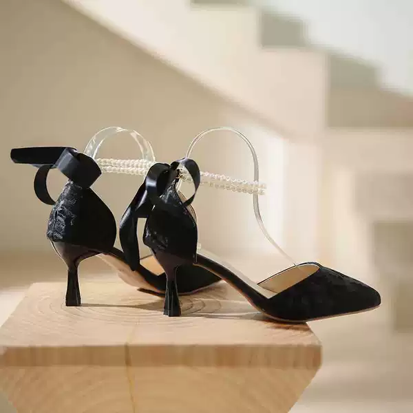 Black and height height is 6 cm large and half size