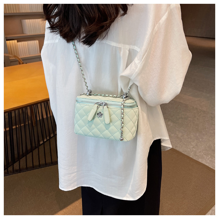 Bolso pequeño con hilo de bordar Lingge Bolso bandolera de cadena salvaje de nueva textura transfronteriza para mujer Bolso cuadrado pequeño portátil de estilo caliente popular