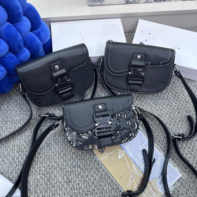 26 Fashionable and trendy bucket bag, versatile for carrying cameras, can be used as a handbag, crossbody bag, shoulder bag, or messenger bag, also suitable as a saddle bag