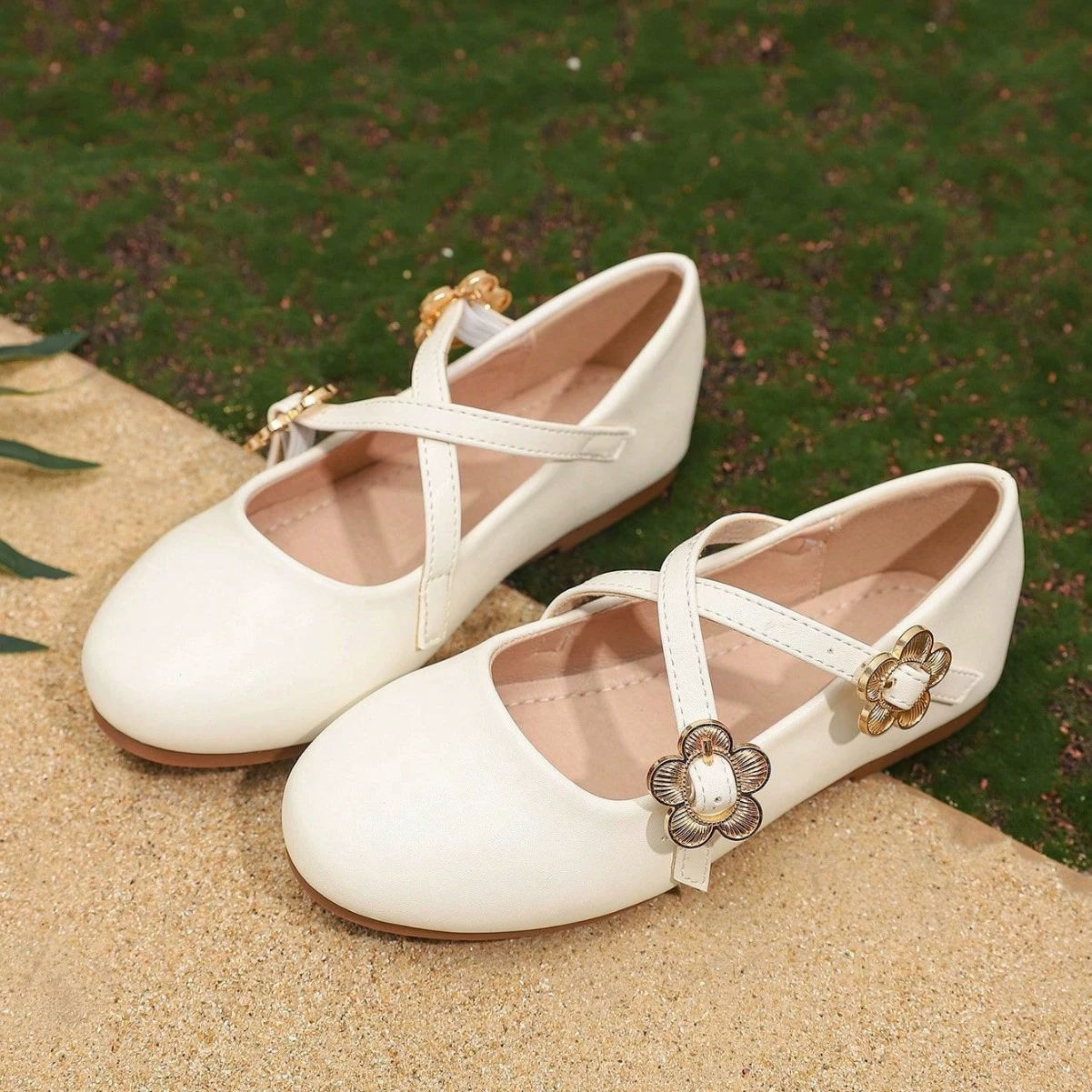 Трансграничная внешняя торговля Xiao Xiangfeng Мягкая подошва, легкий рот, иностранный газ плоский нижний крест-металлический цветок, пряжка, дикие кожаные туфли принцессы