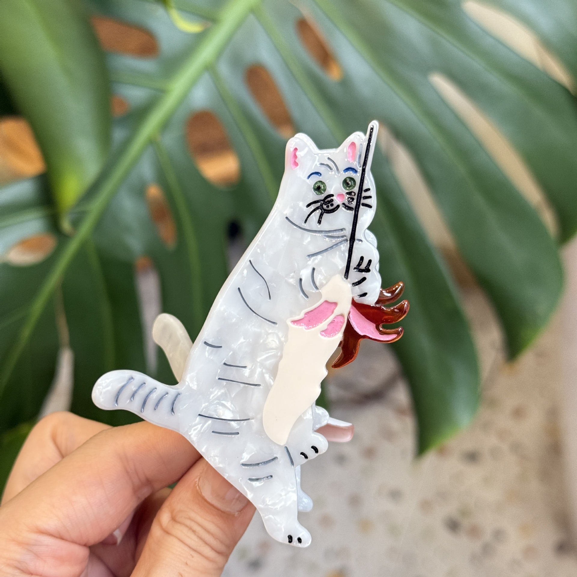 Котенок играет с перьями