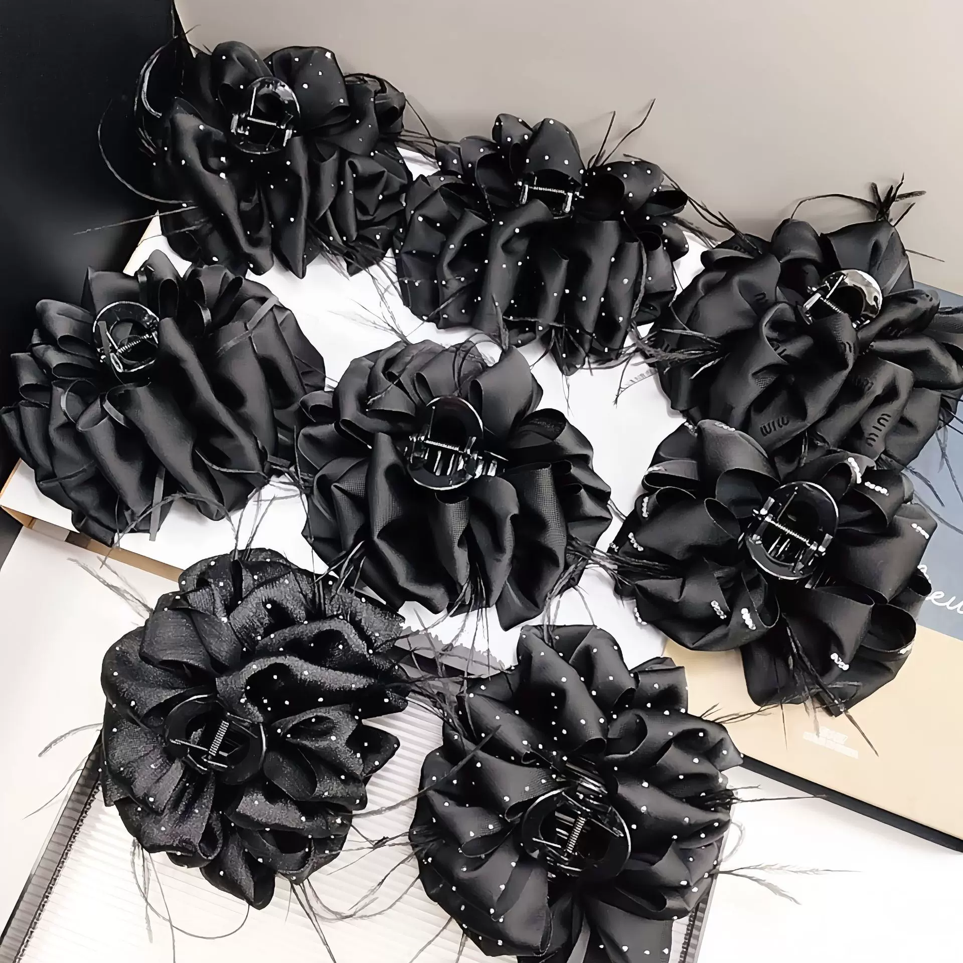 云朵缎面高级感抓夹大号黑色羽毛立体布艺发夹盘发鲨鱼夹轻奢发饰