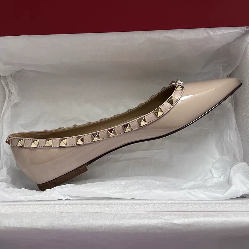 2024 Весенние клепки туфли с острыми плоскими подошвы женские балетные туфли лакированные модные туфли на плоских каблуках