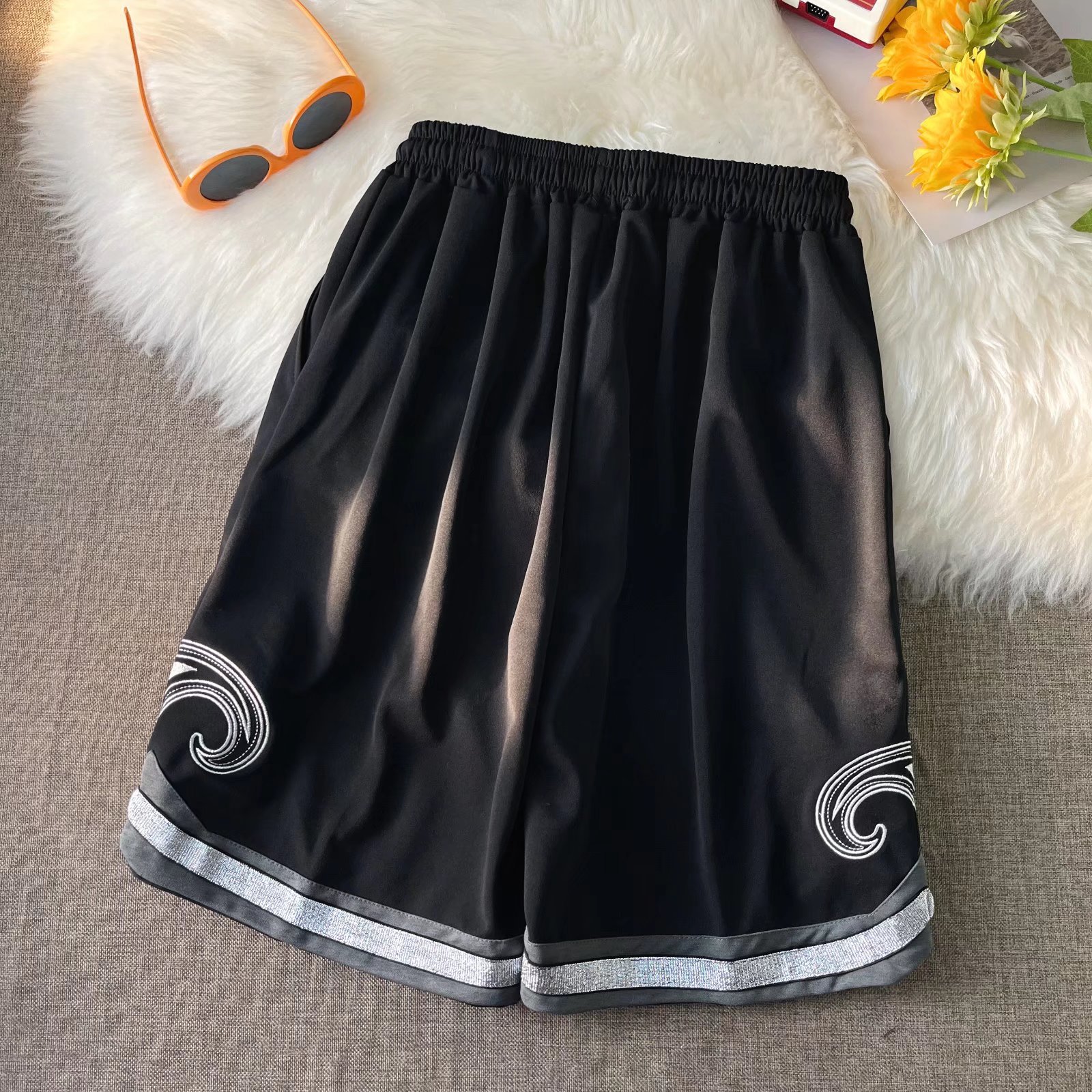 Pantalones cortos casuales de verano para hombres, marca de moda ins, color sólido, contraste simple, moda, tubo recto suelto, pantalones deportivos de cinco puntos