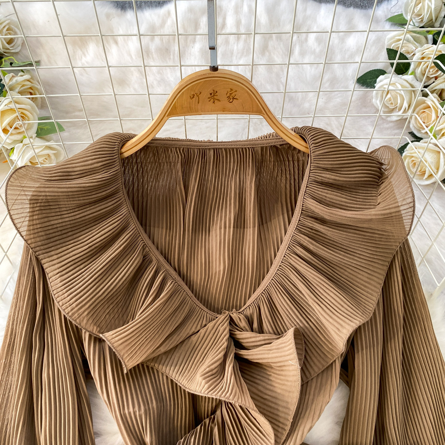 Camicia donna scollo a v con balze elegante top plissettato_voghion.com