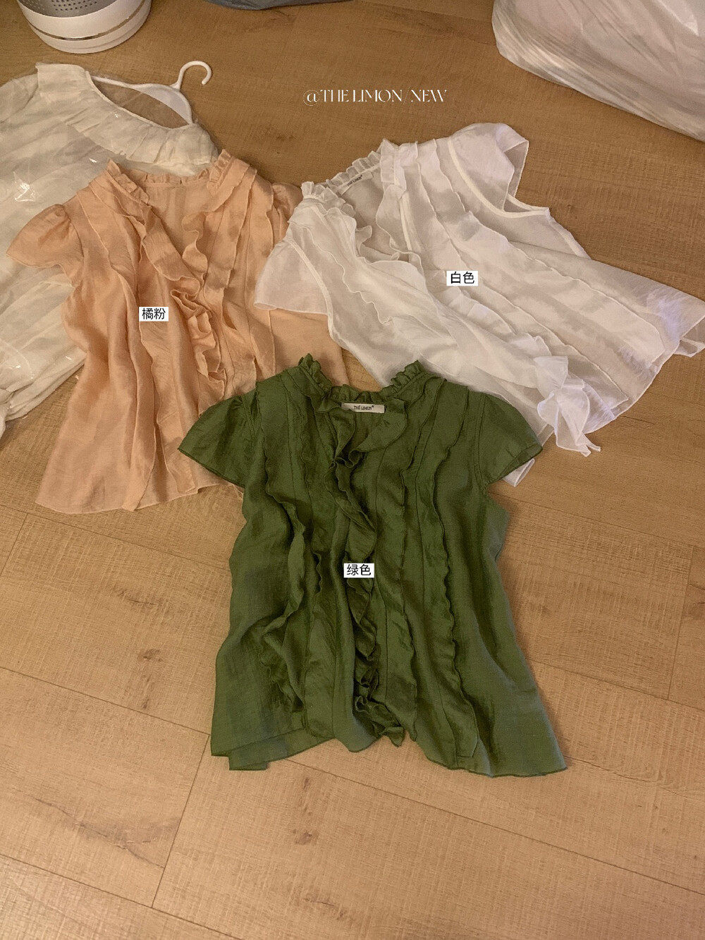 Áo sơ mi nữ tay ngắn cổ V phối ren xếp tầng chất liệu linen pha sợi tre — màu trắng, Bột cam, xanh lá cây chi tiết 11