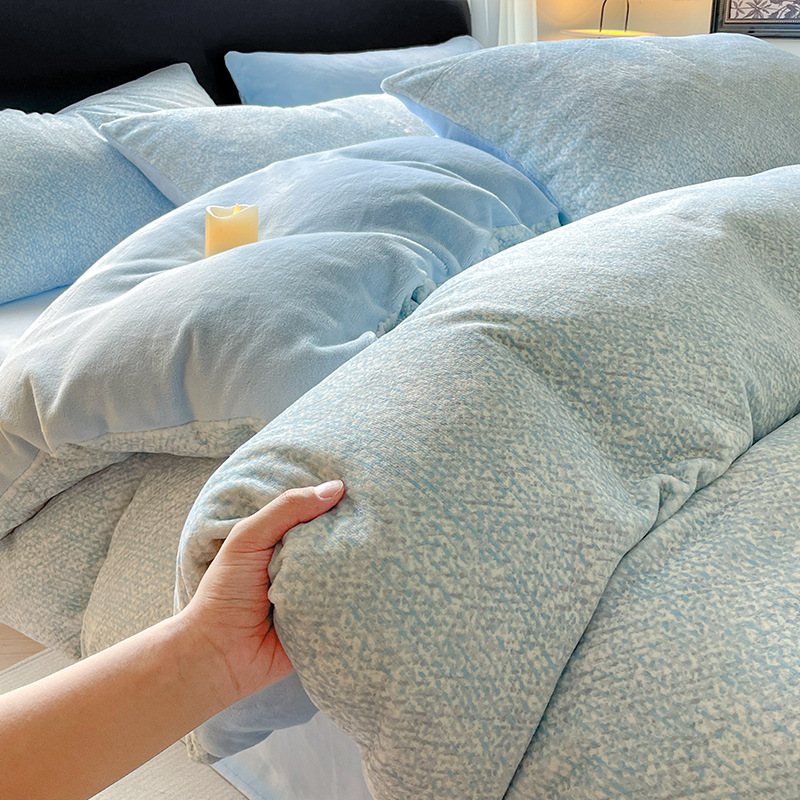 Otoño y invierno de leche de lana de cuatro piezas conjunto 2025 nuevo doble cara sábanas de lana de coral cubierta de cama de tres piezas grueso conjunto
