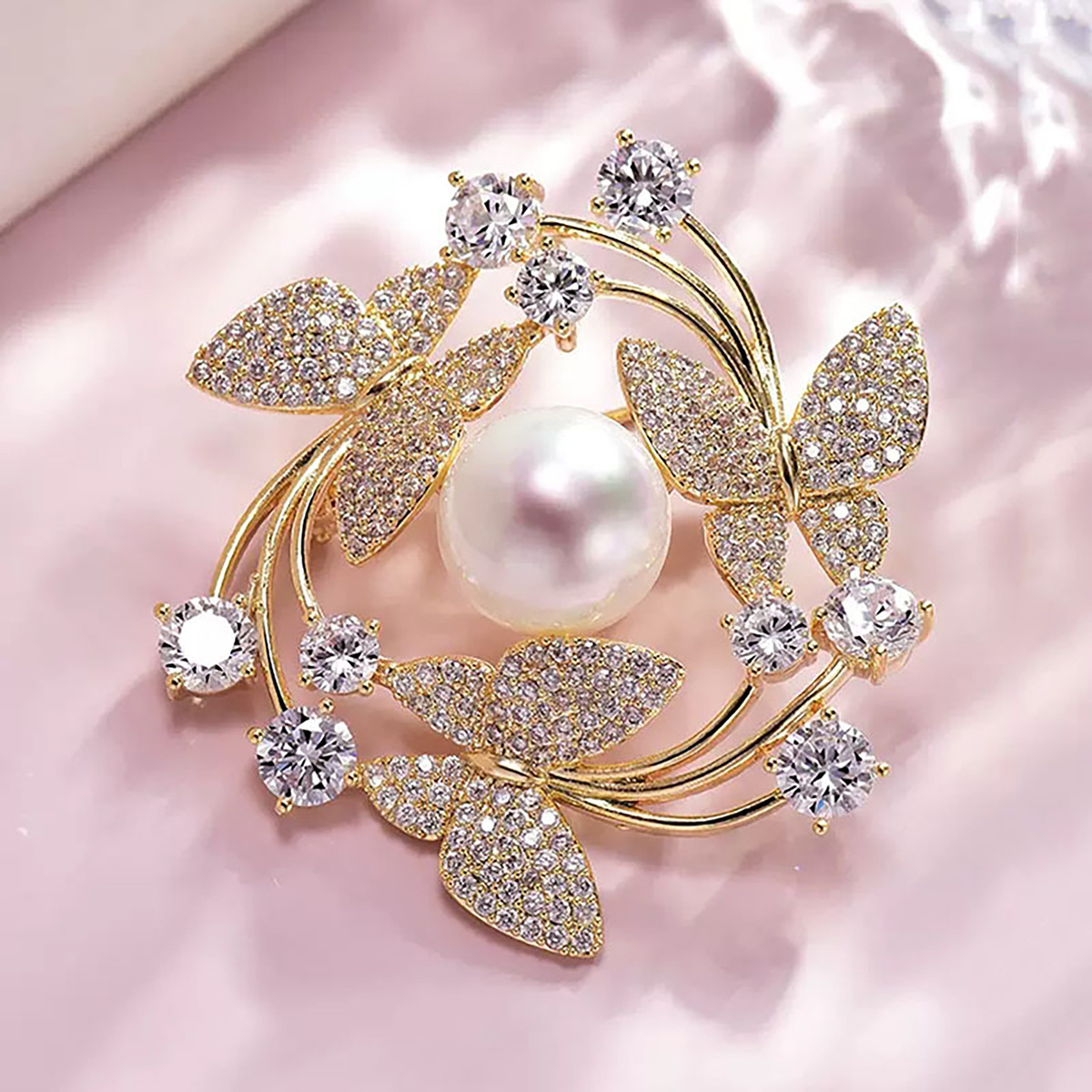 Perla mariposa voladora Garland broche nicho de gama alta todo fósforo Perla ramillete temperamento mujeres pin traje Accesorios image 1