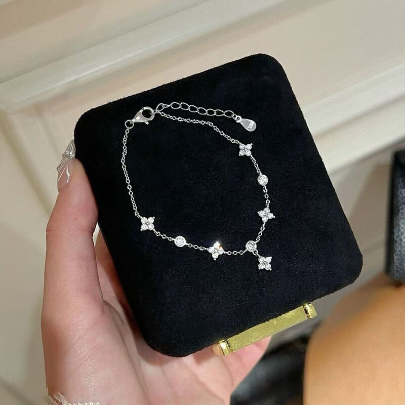 New Four-Leaf Flower Bracelet for Women, Sweet and Cute, Niche Design, High-End, Simple, Versatile, Cool Style, Adjustable