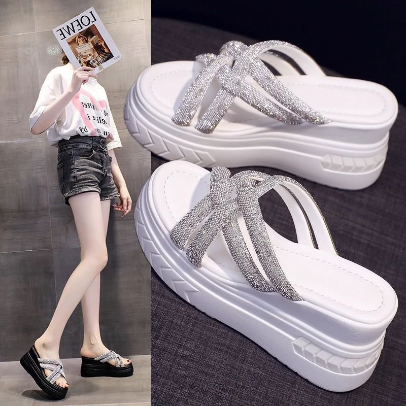 Женские тапочки со скрытой высотой на толстой подошве от Интернет-знаменитостей, новые летние модные Универсальные уличные пляжные сандалии на танкетке 2024 года