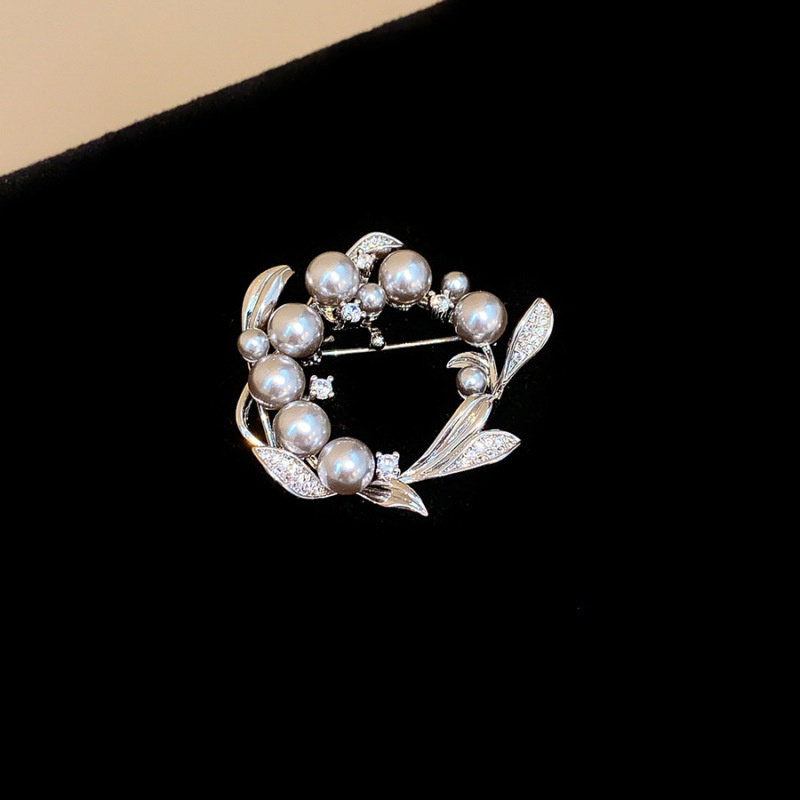 Broche vintage medieval temperamento retro flores de abejas de caballo de corte europea y americana lujo ligero joyas de alta calidad