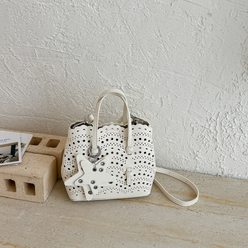 Bolsas de mano de tallado de onda transfronteriza, bolsas de cesta frescas de moda, bolsas de cubo de nicho de estilo extranjero diarias