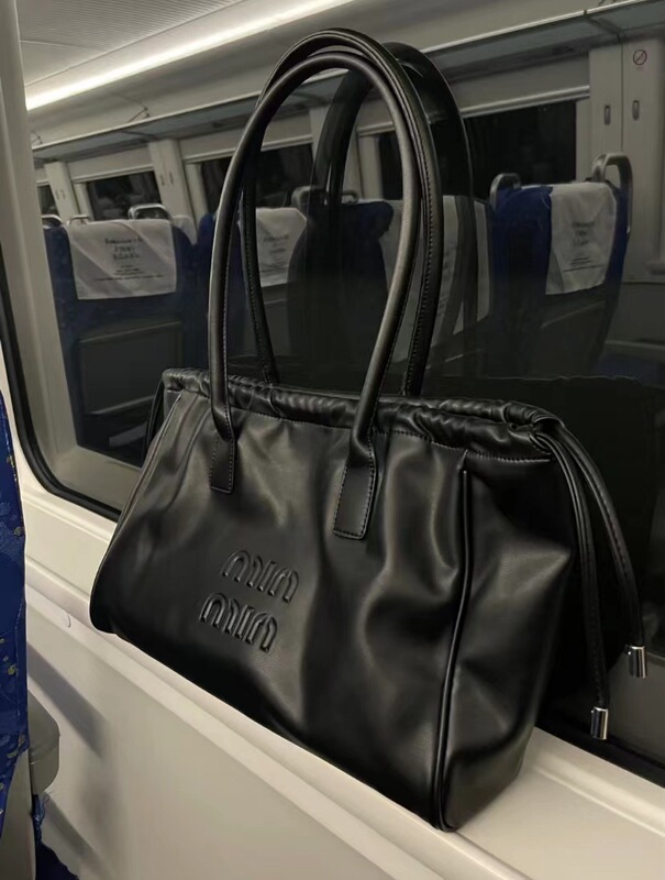 女性のためのニッチデザインバッグ 2025 新しい多用途ソフトレザー大容量巾着トートバッグシングルショルダー脇の下ショッピングバッグ|undefined