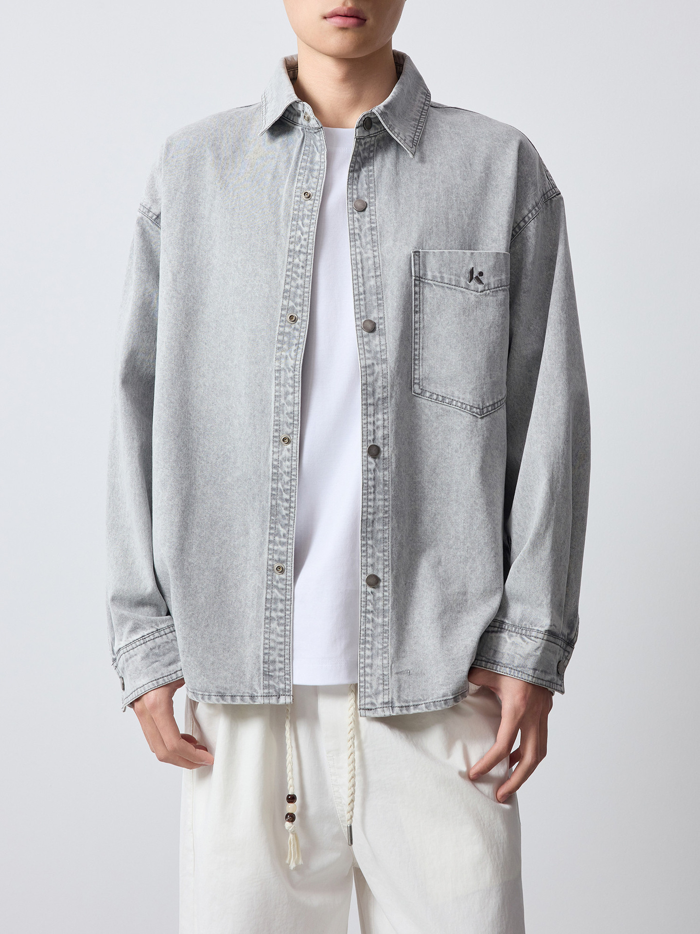 Áo khoác denim nam phong cách Mỹ, thêu họa tiết, kiểu dáng cổ điển — màu xanh nhạt